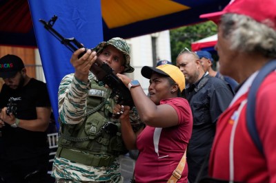 ވެނެޒުއޭލާއިން އާންމުންނަށް އަސްކަރީ ތަމްރީނު ދެނީ