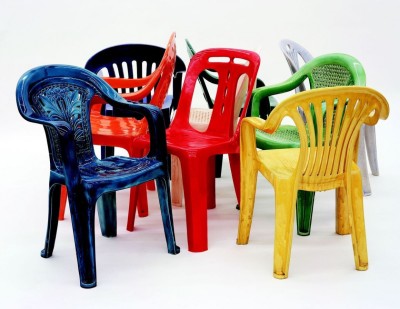 ދުނިޔޭގެ އެންމެ މަޝްހޫރު ފަރުނީޗަރަކީ ޕްލާސްޓިކް ގޮނޑި