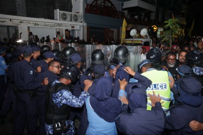 "ރޭގެ އެއްވުމުގައި 3 ފުލުހަކަށް އަނިޔާވި، ޝީލްޑާއެކު ވެއްޓުނު އަންހެން ފުލުހެއްގެ ގައިމަތިން ދިޔަ"