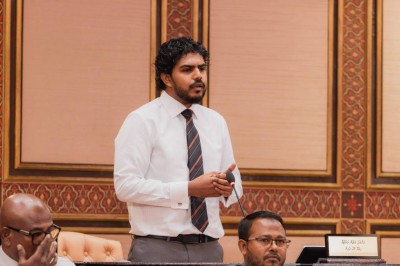 އައްޑޫގައި ވަކިވަކި ކައުންސިލްތައް ހަދަން ނުފެނޭ، އެދެނީ އެކަމާ ދެކޮޅަށް ވޯޓުދޭން: އަޒާން