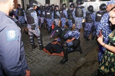 ރޭގެ މުޒާހަރާގައި، ބާރު އަޑު ފޮނުވައި، ބާރުގެ ބޭނުންކުރީ "ކެތްތެރިކަމާއި ޕްރޮފެޝަނަލް"ކޮށް: ފުލުހުން