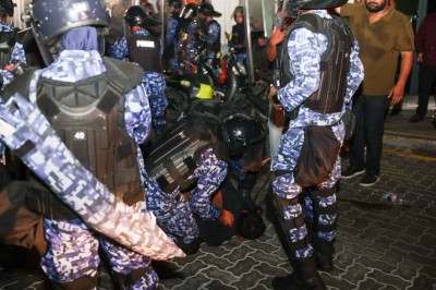 ފުލުހުން އަމަލުކުރީ ޒިންމާދާރުކޮށް ކަމަށް ބުނެ ސަރުކާރުގެ އިނގިރޭސި ބަޔާނެއް