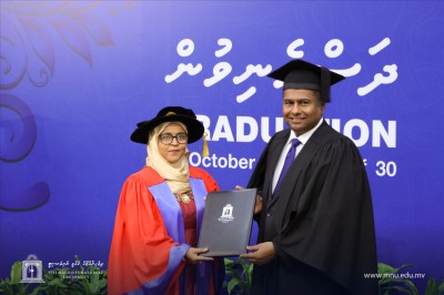 ދިވެހި ބަހުގެ ފުރަތަމަ ޕީއެޗްޑީ ހާސިލުކުރެއްވި ބޭފުޅަކަށް ޑރ. އާމިނަތު ޒާހިރު