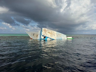 12 މީހުންނާއެކު، މުދާ ބަރުކޮށްގެން ދަތުރުކުރި ބޯޓެއް ފަރަކަށް އަރައި އަޑިއަށްދަނީ