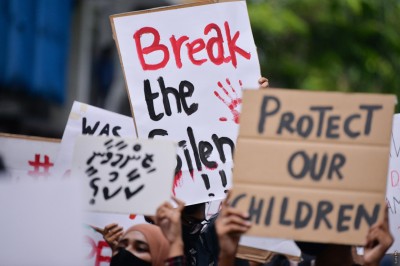 ދަރިވަރުންތަކަކަށް ބަރަހަނާ މަންޒަރު ދައްކައި، ޖިންސީ ގޯނާކުރުމުގެ ތުހުމަތުގައި ދިވެހި ޓީޗަރެއް ހައްޔަރަށް