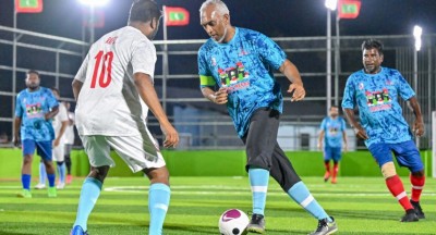 ރައީސް މުއިއްޒާއި ފީފާގެ ރައީސް މެޗެއް ކުޅެނީ