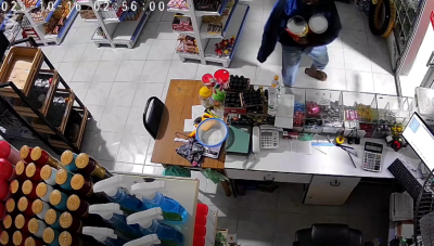 އައްޑޫގައި ފިހާރައަކަށް ވަދެ، 2 ކިރުދަޅު ވަގަށް ނަގައިފި