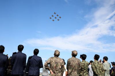 ދެކުނު ކޮރެއާގެ ފަހުގެ ޑްރޯން އާއި އޭއައި ހަތިޔާރު ދައްކާލަނީ