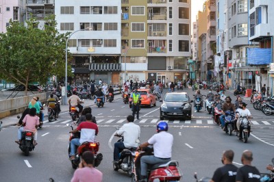 ފައިސާ ނުދީގެން، ކަތިވަޅިއަކުން މަންމަގެ ކޮޓަރި ދޮރު ހަލާކުކޮށްލި ދަރިފުޅު ގޭ ބަންދުކޮށްފި