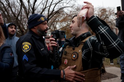 އެމެރިކާގެ ސެނެޓުގެ ކެންޑިޑޭޓެއް ހަތިމެއް އަންދާލަން މަސައްކަތްކޮށްފި