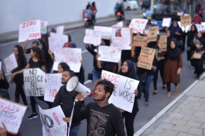 18 އަހަރުގެ އަންހެނަކު ގަދަކަމުން ހިފަހައްޓައި އަނިޔާކުރި މައްސަލައެއް ފުލުހުން ބަލަނީ