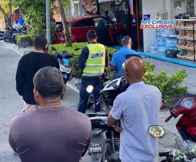 ހުޅުމާލެ ދުވާރު މައްޗަށް ކާރެއް އެރުން: ކާރުގައި ތިބި ދެ މީހުން މަސްތުވެގެން ތިބި ކަމުގެ ތުހުމަތު