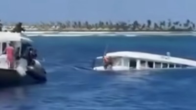 އެކްސްކާޝަނަށް ދިޔަ ދެ ދޯންޏެއް ޖެހި، އެއް ދޯނި އަޑިއަށް