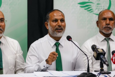 ޕްރޮފެޝަނަލްކޮށް ރައީސަށް އެނގިވަޑައިގަންނަވަނީ އިތުރުފުޅު ހައްދަވަން: އިމްރާން