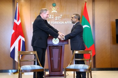 މިނިވަންކަމުގެ އެއްބަސްވުމުގައި ސޮއިކުރަން އިށީނދެވަޑައިގެންނެވި ދެ ގޮނޑި ރާއްޖެއާ ހަވާލުކޮށްފި