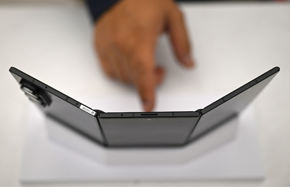 ތިން ތަނުން ފަށްޖެހޭ ފޯނެއް ސެމްސަންގުން ނެރެފި، އަގަކީ 2،443 ޑޮލަރު