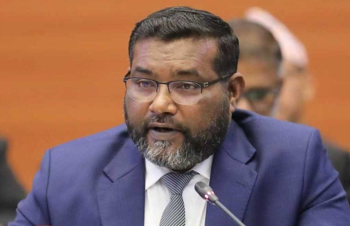 ފައިސަލްއަށް މަނީ ލޯންޑަރިން ތުހުމަތު ކުރަނީ އަނބިކަނބަލުން ހުކުމެއް ކުރެއްވި ދުވަހު ވަކީލަކު ފައިސާ ފޮނުވުމުން