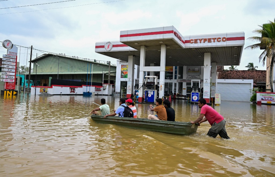 ތޫފާނު ލަންކާއާ ދުރަށް، އެކަމަކު ކޮލަމްބޯގައި ފެން ބޮޑުވަނީ