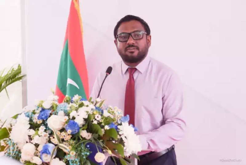 މުސާރަ މައްސަލާގައި ކަންބޮޑުވުން ފާޅު ކުރާ މުވައްޒަފުންނަށް ޗީފް ޖުޑީޝަލް އެޑްމިނިސްޓްރޭޓަރ އަމްޖަދު ނުފޫޒު ފޯރުވައި ބިރު ދައްކަމުންދާ ކަމުގެ ތުހުމަތު