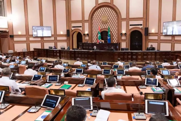 އަހަރުގެ ފަހު ދައުރު ނިންމާ މަޖިލިސް ޗުއްޓީ އަށް، މި ދައުރުގައި 28 ޖަލްސާ ބޭއްވި އިރު ތަޅުމުގައި ހޭދަކުރީ 64 ގަޑިއިރު