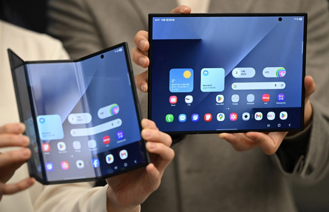 ތިން ތަނުން ފަށްޖެހޭ ފޯނެއް ސެމްސަންގުން ނެރެފި، އަގަކީ 2،443 ޑޮލަރު