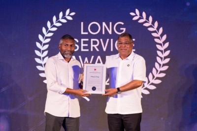 ޝަރީފް ހިމެނޭހެން ބީއެމްއެލްއަށް ދިގު މުއްދަތަކަށް ޚިދުމަތްކުރެއްވި މުވައްޒަފުންނަށް އެވޯޑް ދީފި