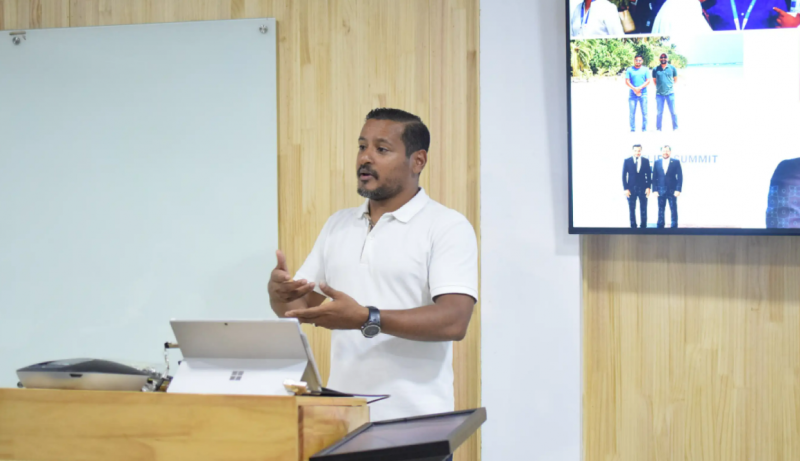 ޖިންސީ ގޯނާގެ ތުހުމަތުގައި ދަ ޓްރެވަލް ގާއިސްއިން ސަނީ އުމަރު ވަކިކުރަނީ