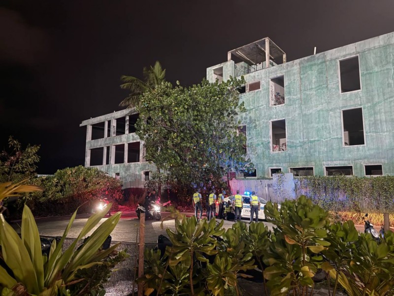 ވޯޓާ ޕާކަށް ގިނަ އަދަދެއްގެ ފުލުހުން ވަދެ، ވެއްޓިފައި އޮތް މީހަކު ނަގައިގެން ގެންގޮސްފި