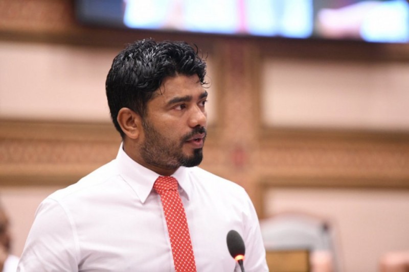 އިބޫ އާއި ޝާހިދުގެ ހުރަސްތަކާ ހެދި ކަމަށް ވިދާޅުވެ ވަހީދު ވަގުތީ ޗެއަރޕާސަންކަން ދޫކޮށްލައްވައިފި