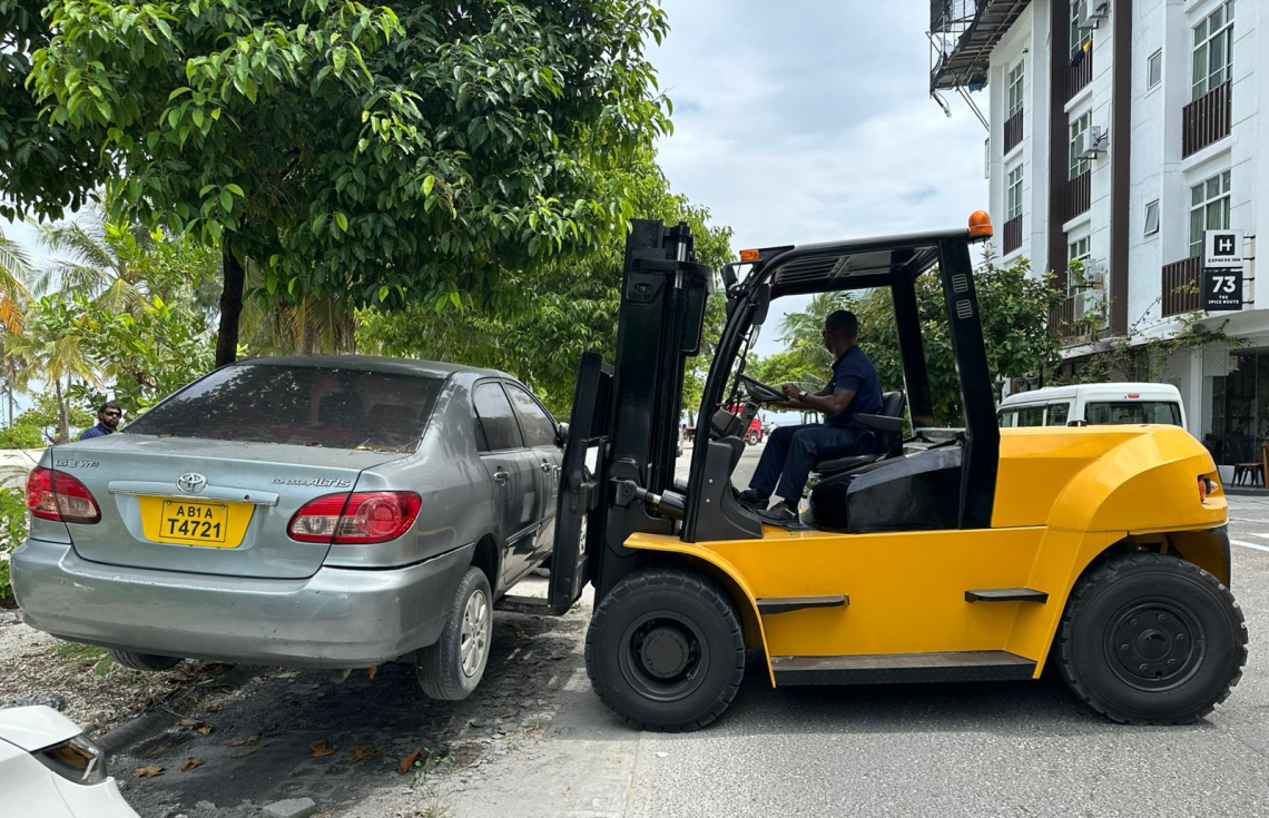 ހުޅުމާލޭގައި ގަވާއިދާ ހިލާފަށް ޕާކުކޮށްފައި ހުރި ވެހިކަލްތައް ޓޯކުރާނެ ކަމަށް ބުނެފި