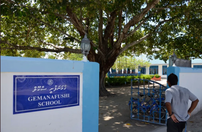 ގެމަނަފުށީ ޓީޗަރެއް ''ބޭއިންސާފުން'' ވާދުއަށް ބަދަލުކުރުމުގެ ތުހުމަތު؛ މިނިސްޓްރީން ބުނީ ވަގުތީ ބަދަލެއް ކަމަށް