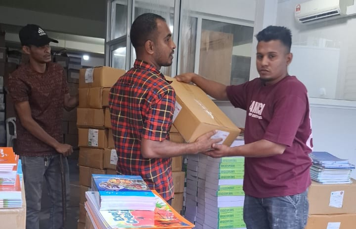 އަންނަ އަހަރަށް ބޭނުންވާ ޓެކްސްޓް ފޮތްތައް ސްކޫލުތަކަށް ފޮނުވަން ފަށައިފި