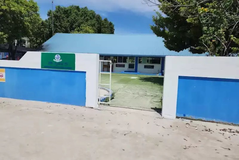 ގެމަނަފުށީ ސްކޫލުގެ ލީޑިންގ ޓީޗަރު ގަވައިދާ ޚިލާފަށް ވަކި ކުރުމުން، ސީއެސްސީ އިން އޭނާގެ ވަޒީފާ އިއާދަ ކުރުމަށް އެޑިއުކޭޝަނަށް އެންގުމުން އެހެން ރަށެއްގެ ސްކޫލަކަށް ބަދަލުކޮށްފި