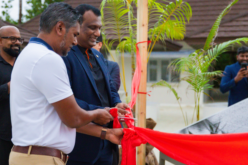 އޮޅުވެލީގައި ސޯލާއެއް ބަހައްޓައިފި، އަމާޒަކީ 2030ގެ ކުރިން 50% އިޔާދަކުރަނިވި ހަކަތައަށް ބަދަލުކުރުން