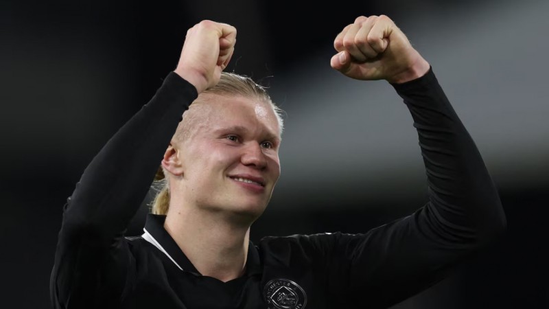 ޕްރިމިއާ ލީގުގައި އެންމެ އަވަހަށް 100 ލަނޑު ހަމަކުރި ކުޅުންތެރިއަކަށް ހާލަންޑް