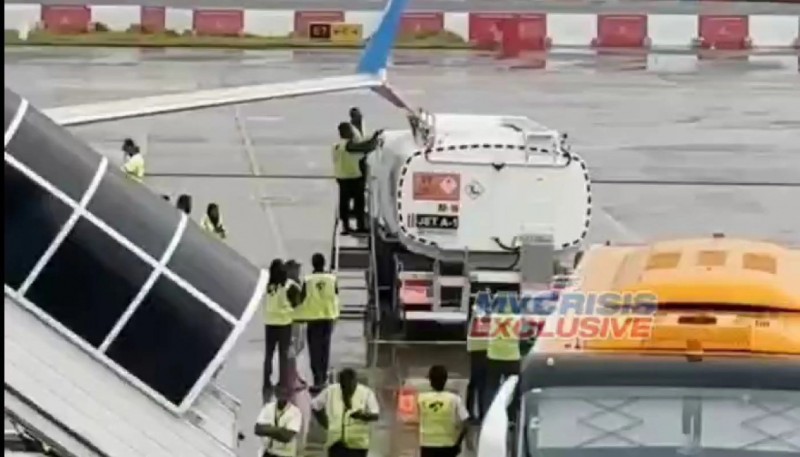 ވެލާނާ އެއާޕޯޓުގައި ޕާކުކޮށްފައި އޮތް ބޯޓެއްގައި ތެޔޮ ބައުޒަރެއް ޖެހި، ގްރައުންޑުކޮށްފި