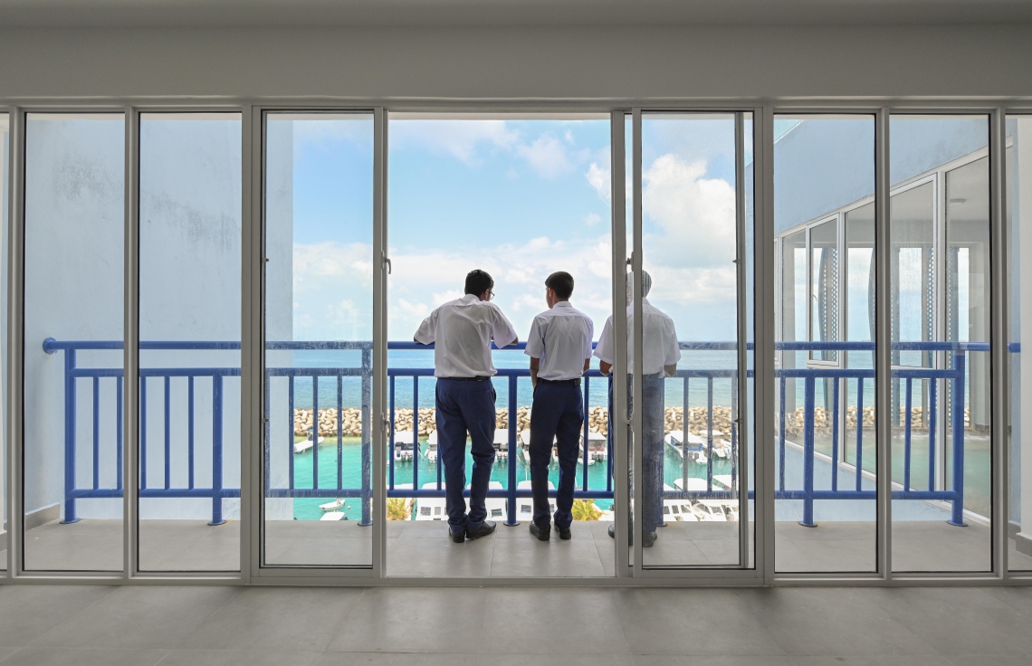 އާ އުސޫލުގައި ގްރޭޑް 9 އިން މަތީގެ ކުދިންނަށް ތުނބުޅި ބެހެއްޓޭ