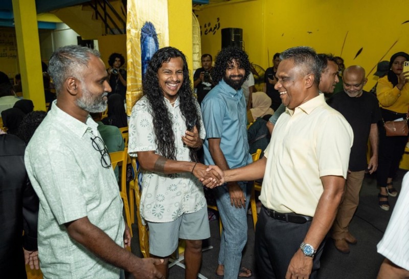 އާދަމް އާޒިމަށް ތާއިދުކުރާ އެމްޑީޕީ މެންބަރުން: ''ބޭނުމީ ކަންކަންކޮށްފައި ދައްކާ، ނަޒާހަތްތެރި މޭޔަރެއް''