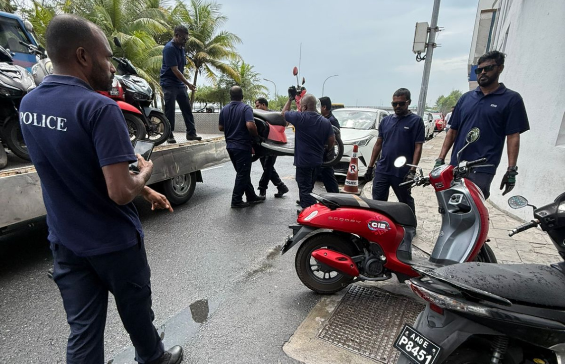 މާލޭގައި ގަވާއިދާ ހިލާފަށް ޕާކުކުރާ އުޅަނދުތައް ޓޯ ކުރަން ފުލުހުން އަނެއްކާވެސް ނިކުމެއްޖެ