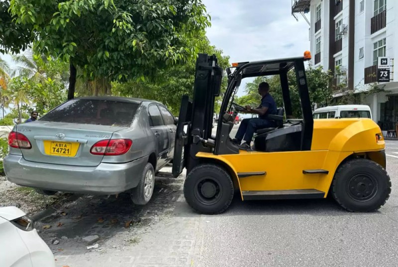 ހުޅުމާލޭގެ ހުސްބިންތަކުގަ އާއި މަގުތަކު ގައި ގަވާއިދާ ހިލާފަށް ޕާކުކޮށްފައިވާ އުޅަނދުތައް ނަގަނީ