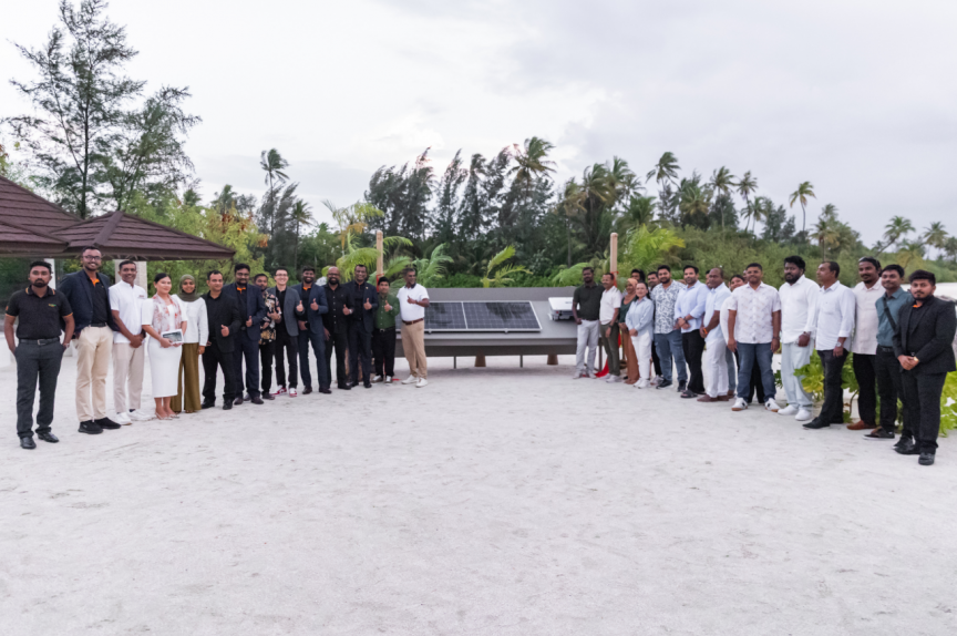 އޮޅުވެލީގައި ސޯލާއެއް ބަހައްޓައިފި، އަމާޒަކީ 2030ގެ ކުރިން 50% އިޔާދަކުރަނިވި ހަކަތައަށް ބަދަލުކުރުން