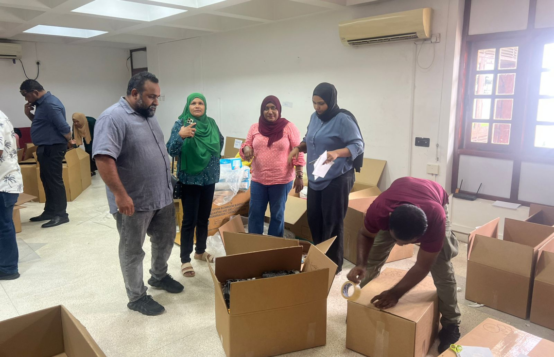 ހާލުގައި ޖެހުނު މީހުންނަށް ލަންކާގައި އުޅޭ ދިވެހިން ގިނަ އަދަދެއްގެ ސާމާނު ހަދިޔާކޮށްފި