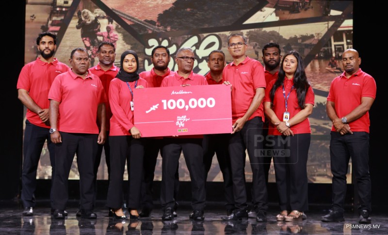 ފޮޓޯ: ސިލޯނާއެކު ދިވެހީން: މޯލްޑިވިއަންގެ ފަރާތުން ފައިސާގެ އެހީ ހަވާލުކުރުން