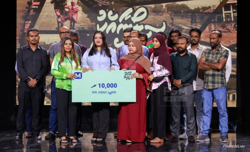 ފޮޓޯ: ސިލޯނާއެކު ދިވެހީން: އެމްޓީވީގެ ފަރާތުން ފައިސާގެ އެހީ ހަވާލުކުރުން