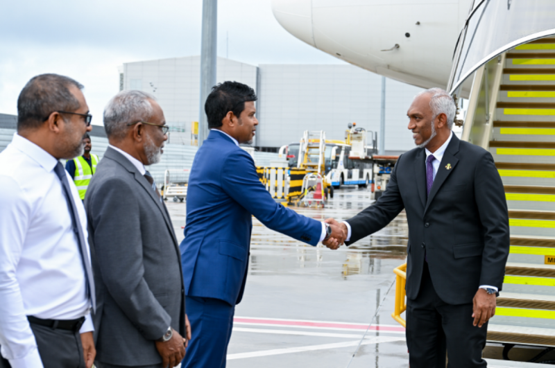 އިނގިރޭސިވިލާތަށް ކުރެއްވި ދަތުރުފުޅު ނިންމަވައިލައްވާ ރައީސް ރާއްޖެ ވަޑައިގެންފި