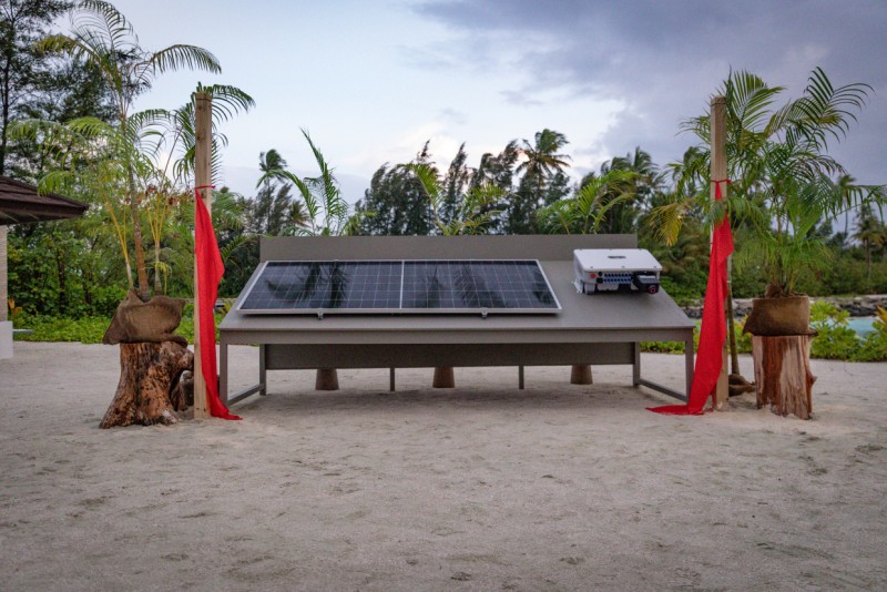 އޮޅުވެލީގައި ސޯލާއެއް ބަހައްޓައިފި، އަމާޒަކީ 2030ގެ ކުރިން 50% އިޔާދަކުރަނިވި ހަކަތައަށް ބަދަލުކުރުން