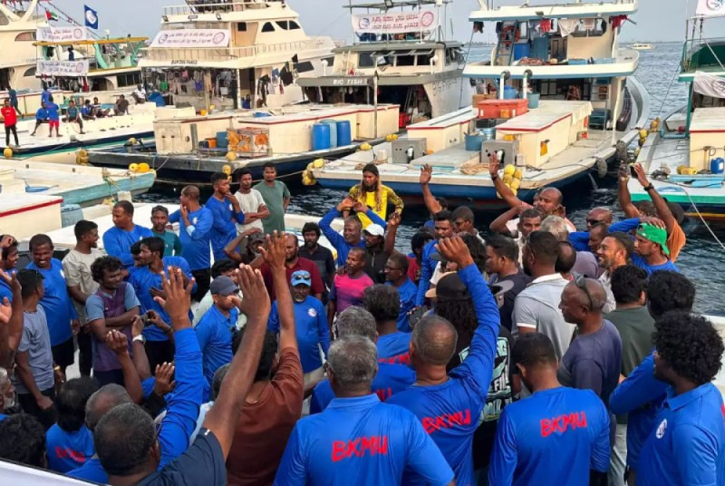 ރައީސް މުޢިއްޒު އާއި މިނިސްޓަރު، މަސްވެރިންނާ ބައްދަލުކޮށް ޑިމާންޑް ތަކަށް ހައްލު ހޯދައިދެން ދެން މުޒާހަރާ ކުރިއަށް ގެންދަން ނިންމައިފި