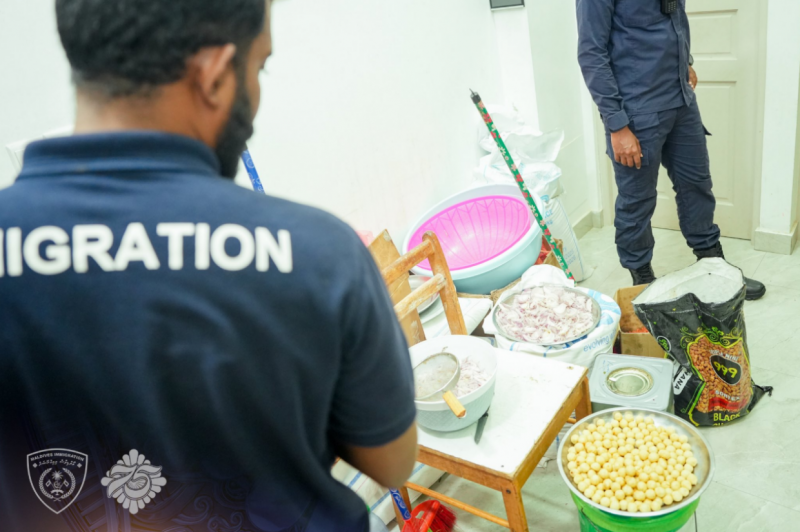 މުޑުދާރުކޮށް ކާބޯތަކެތި ތައްޔާރުކުރަމުންދިޔަ ތަނަކުން 18 ބިދޭސީން އަތުލައިގެންފި