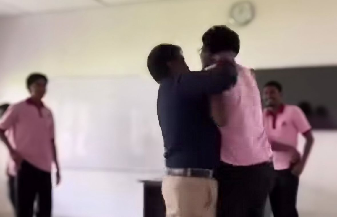 ދަރިވަރެއްގެ ކަރުގައި ހިފައި، ތަޅައި އަނިޔާކުރި ޓީޗަރެއްގެ މައްސަލަ ބަލަނީ!