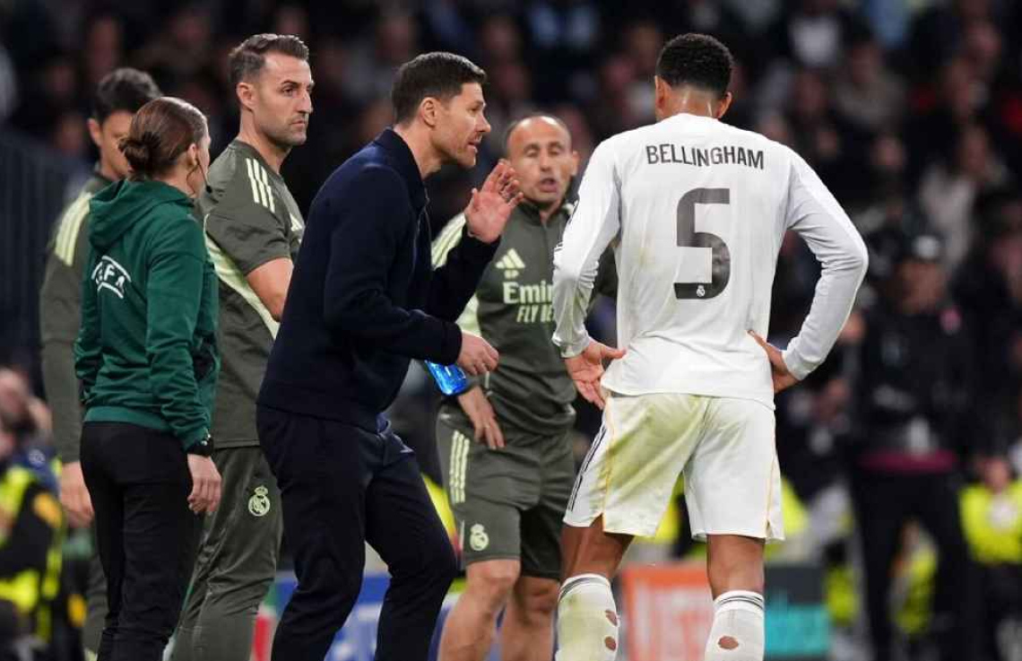 ސަޕޯޓަރުންގެ ނުރުހުން ޒަބީއަށް، ކުޅުންތެރިން ބުނަނީ އޭނާގެ ފަހަތުގައި އެބަތިބީމޭ